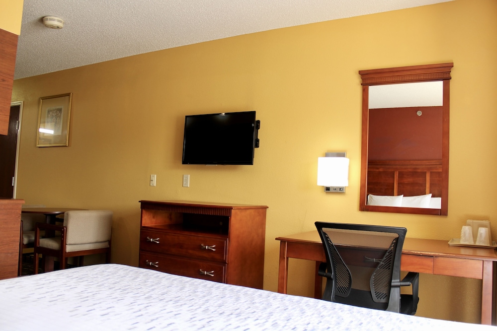 HomeTown Inn & Suites - photo 11