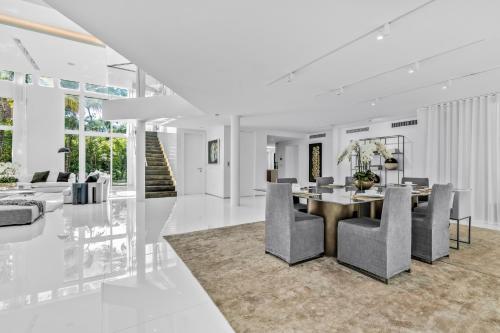 Villa Loggia Oasis Luxurious 6BD 7BA with Resort Style Pool - photo 44