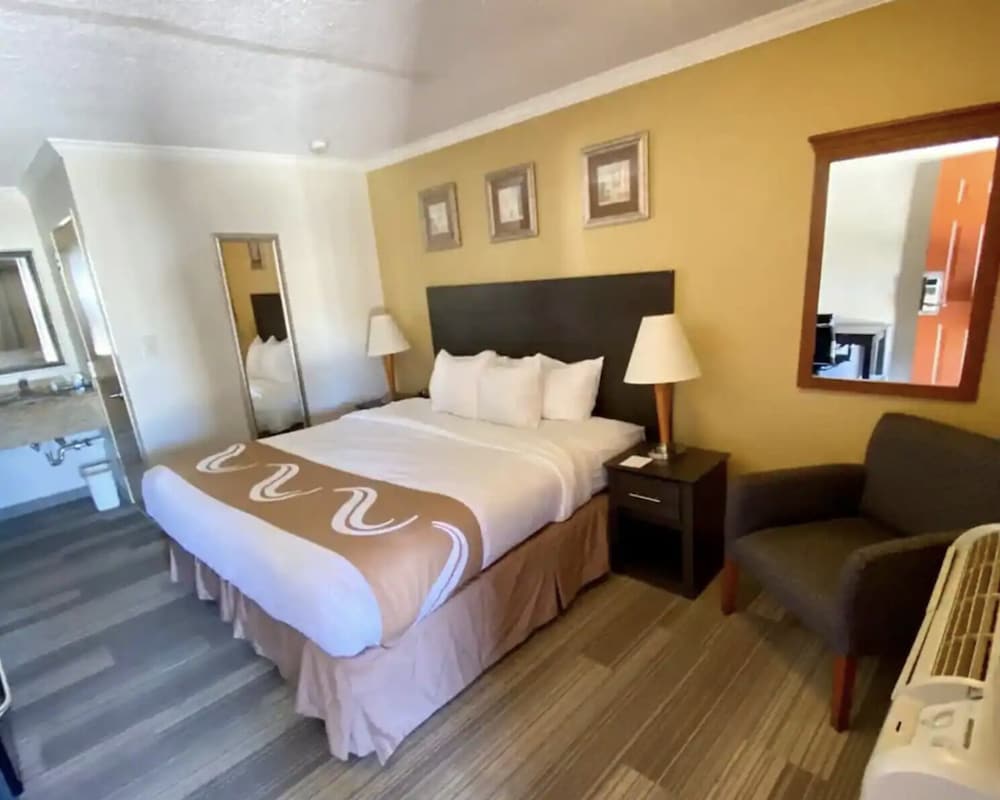 Hibiscus Inn & Suites - photo 10