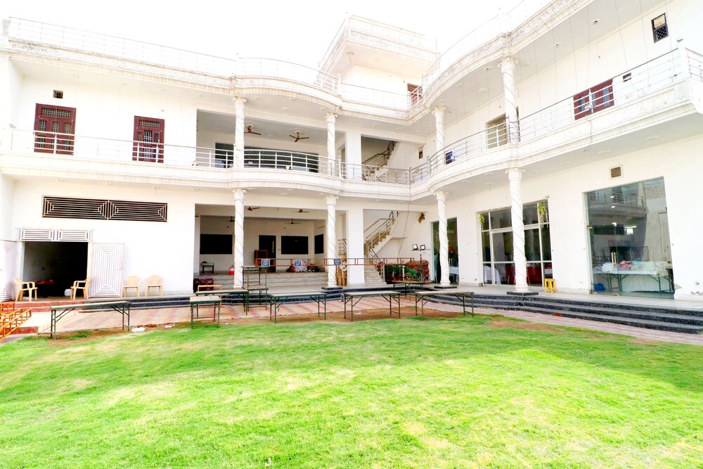 OYO 43293 Hotel Pushp Vatika - carbon neutral hotel in Bhiwani
