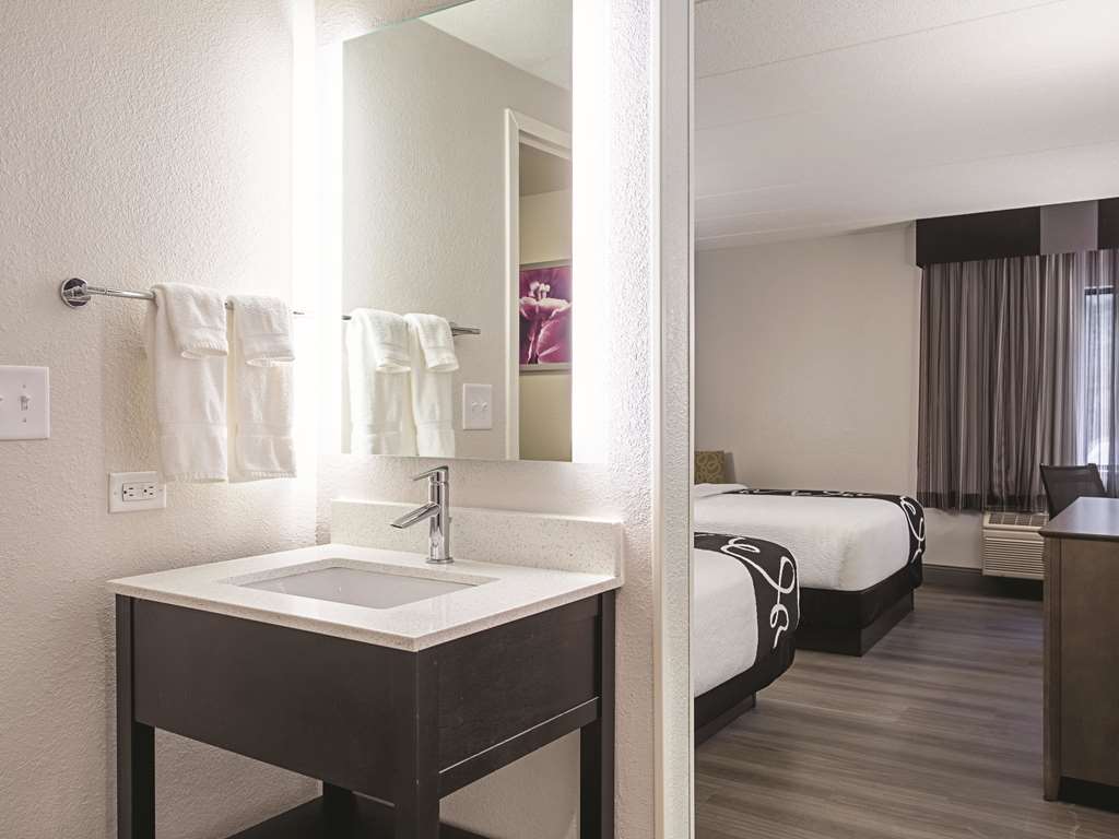 La Quinta Inn & Suites by Wyndham Baltimore N White Marsh - photo 22