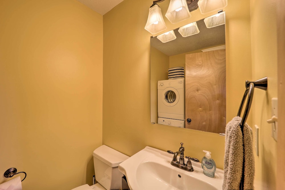 Cozy Condo: Walk to Resort 9 Mi to Sugar Mountain — 4-Star Luxury Hotel in Banner Elk, United States