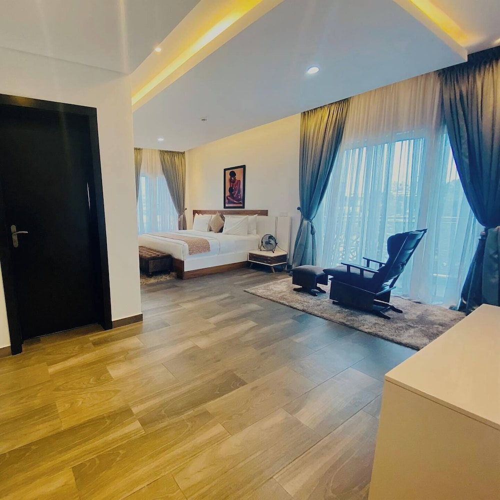 Crystal House Shortlets — 4-Star Luxury Hotel in Lagos, Nigeria