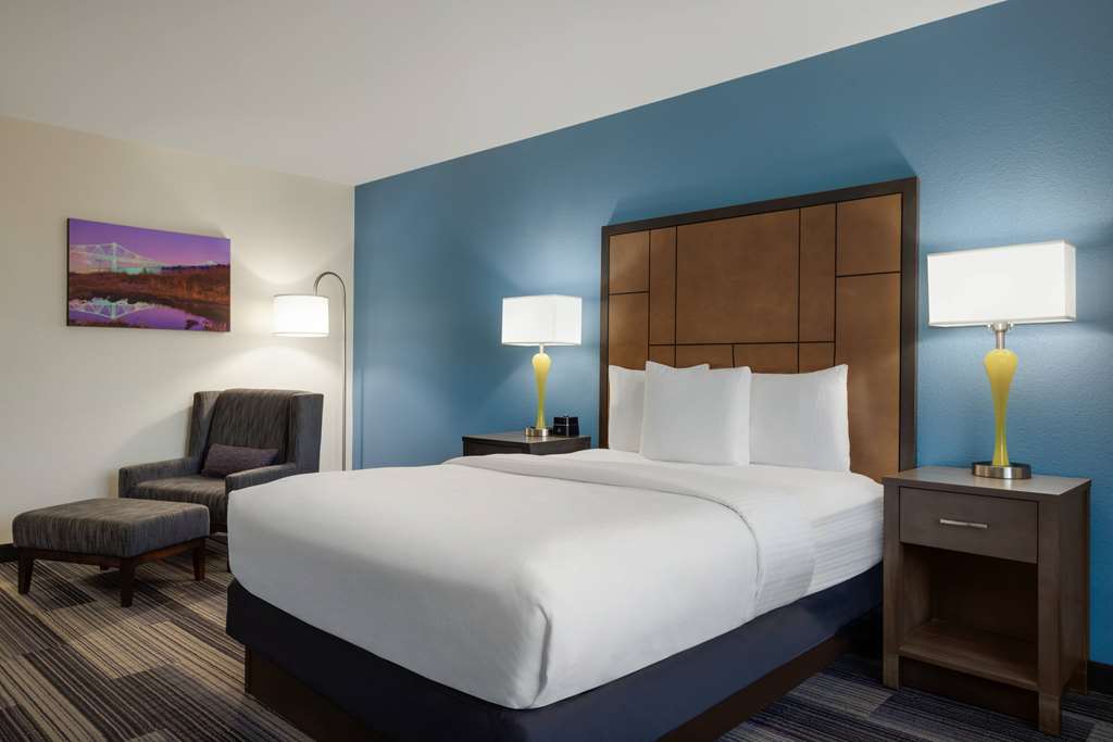 La Quinta Inn & Suites by Wyndham Springfield Airport Plaza - photo 27