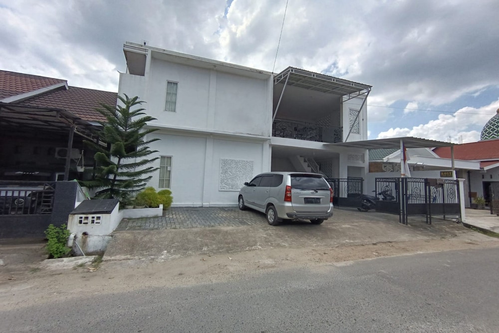 Hotel O Gr Kost Kaladan — hotel in Marabahan