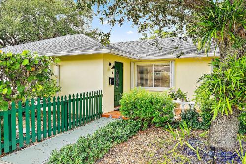 1 Mi to Shore Pet Friendly Lake Worth Beach Home — 4-Star Luxury Hotel in Lake Worth, United States