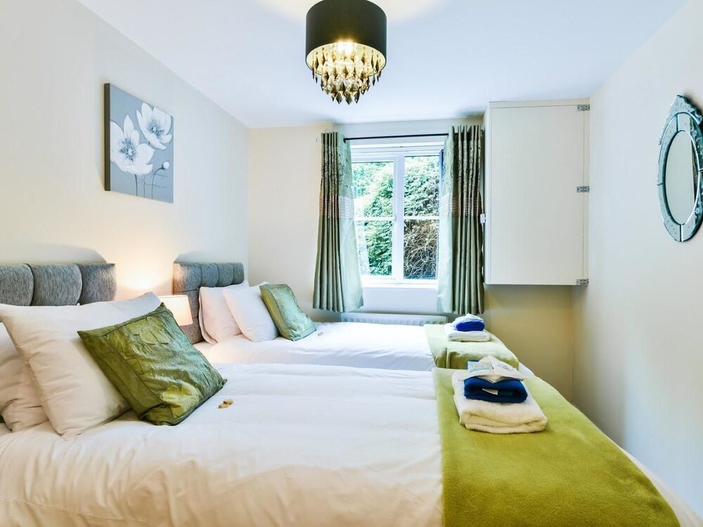 Comfortable GF Apartment Sleeps 4 6 Great for Contractors with Private Parking by Sussex Short Lets — 4-Star Luxury Hotel in Crawley, United Kingdom