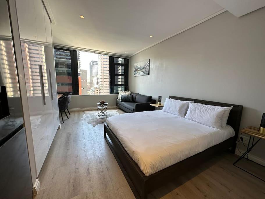 1311 Studio in Central Cape Town Wi Fi pool free parking