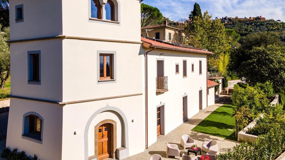 Torre Angelina 10&2 Emma Villas — 4-Star Luxury Hotel in Montecatini-Terme, Italy