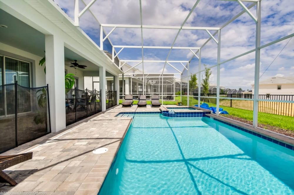 1537mb00 Kissimmee — 4-Star Luxury Hotel in Davenport, United States