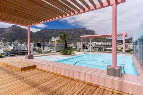 The Rose 602: Modern City Apartment with Views