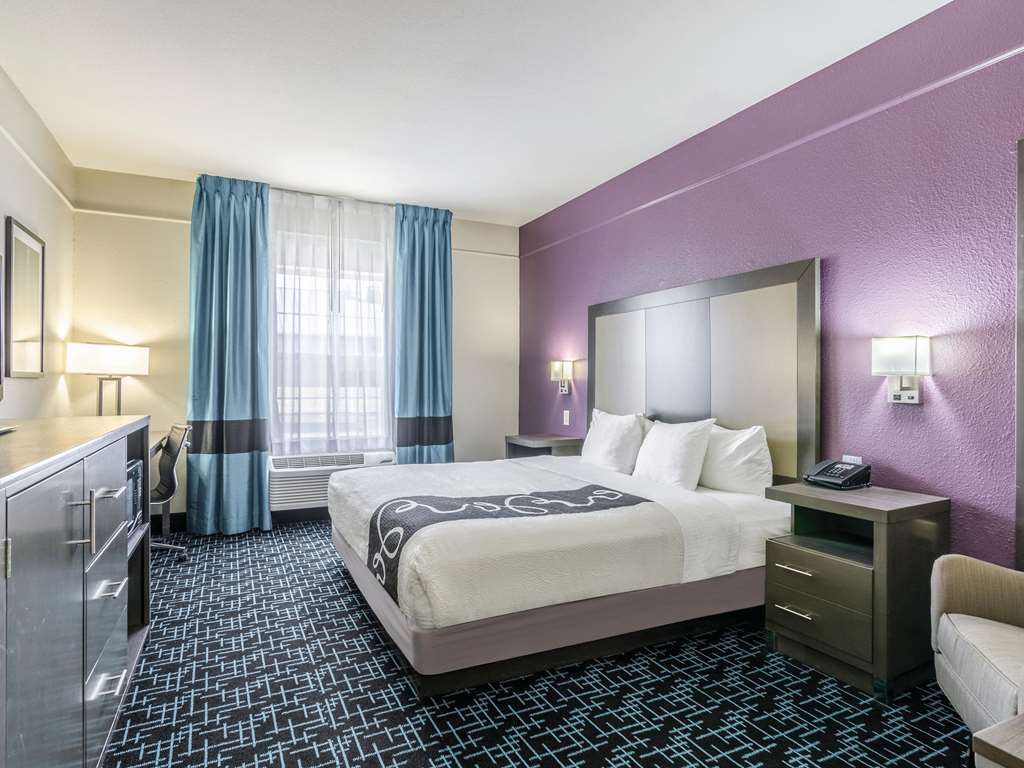La Quinta Inn & Suites by Wyndham Kansas City Airport - photo 17