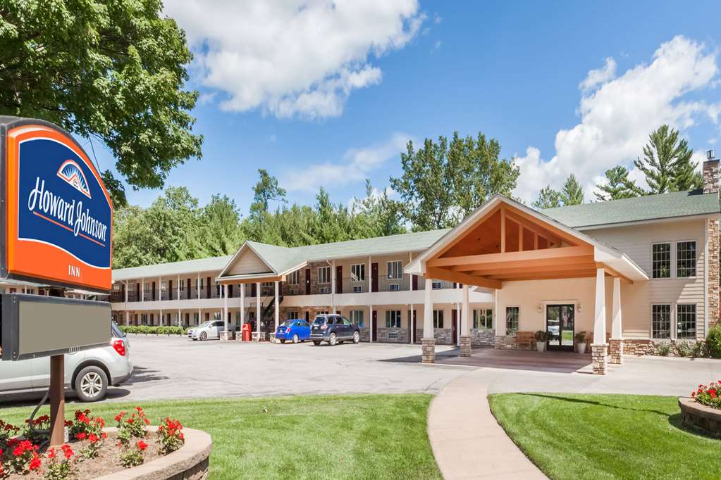 Howard Johnson by Wyndham Traverse City in Traverse City, United States