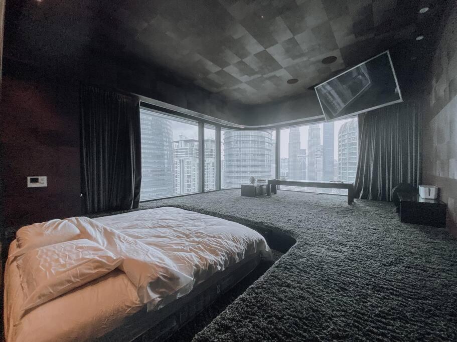 Deluxe Family Suites w KLCC View — 4-Star Luxury Hotel in Kuala Lumpur, Malaysia