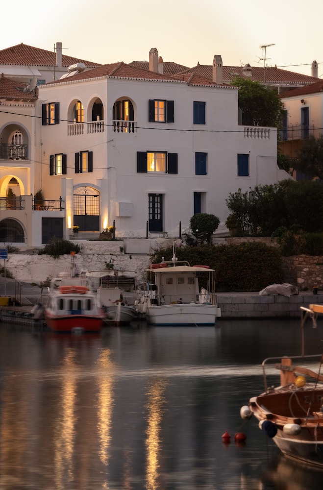Porto Vecchio Luxury Suites in Spetses, Greece