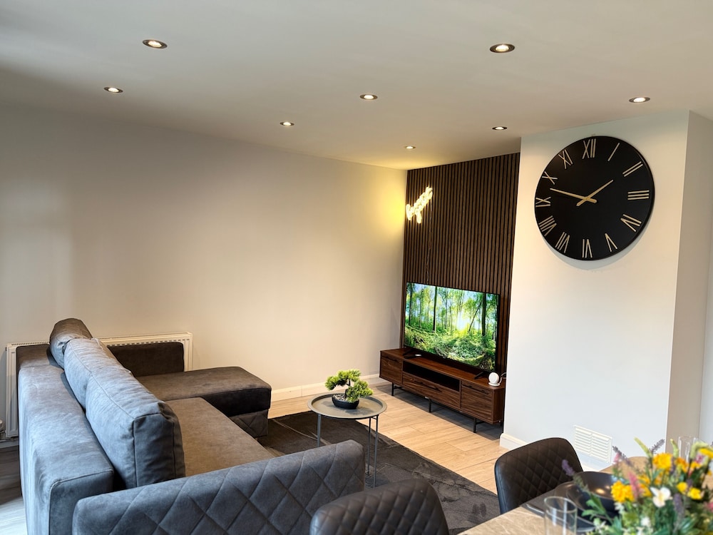 Harlow Cozy 3 Bed House Retreat 21355965 — Harlow