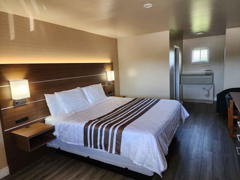 Knights Inn Lindsay - carbon neutral hotel in Lindsay