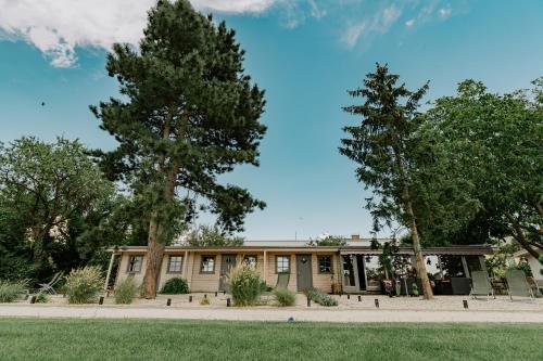Zam zam apartmanok — 4-Star Luxury Hotel in Zamardi, Hungary