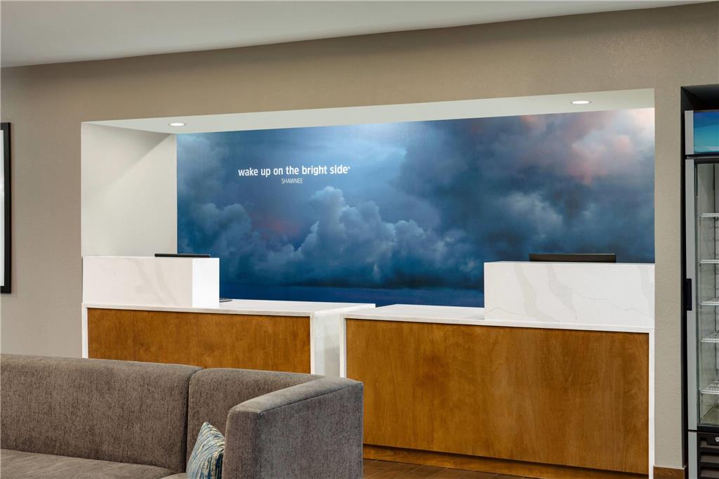 La Quinta Inn & Suites by Wyndham Shawnee — hotel in Shawnee