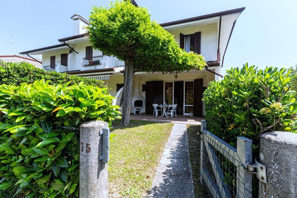Beachside Holiday Home in Porto Santa — 4-Star Luxury Hotel in Caorle, Italy