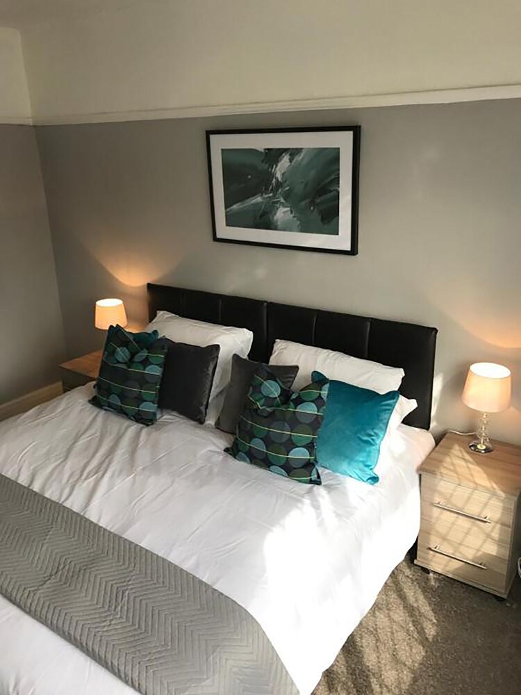 Finney Place Air Accommodation — 4-Star Luxury Hotel in Cheadle, United Kingdom