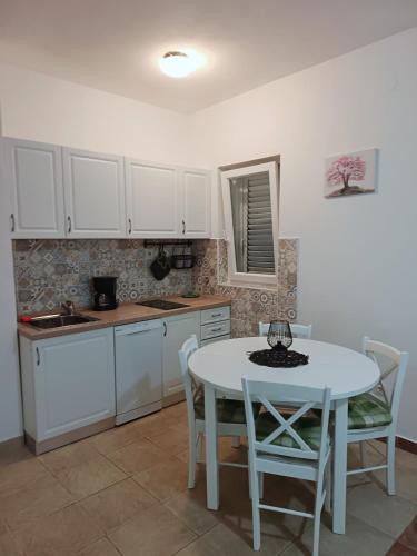 Lara apartment near the beach — 4-Star Luxury Hotel in Vrbnik, Croatia