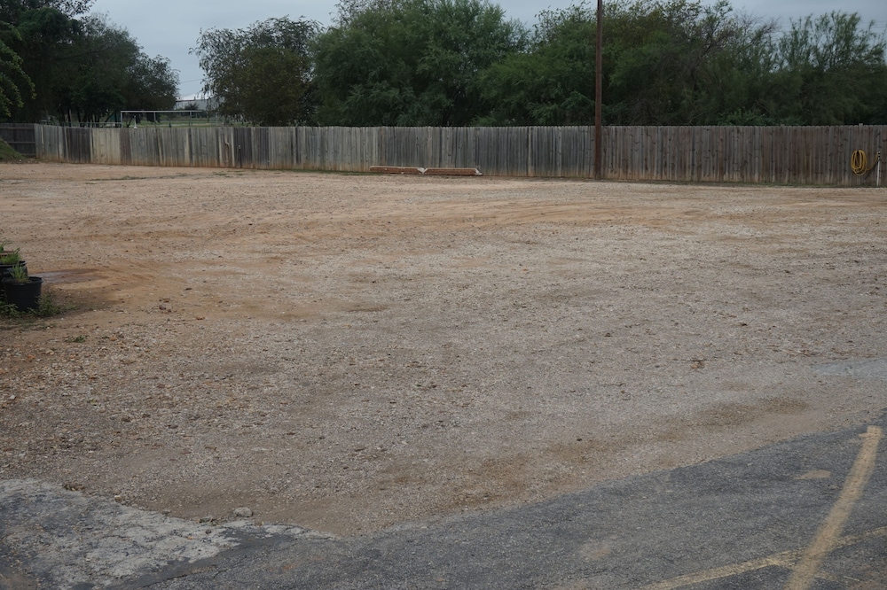 Pearsall Executive Inn - photo 22