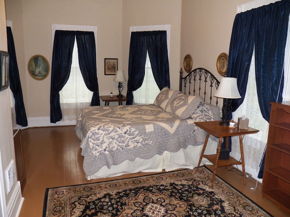 Grand Victorian Inn - photo 18