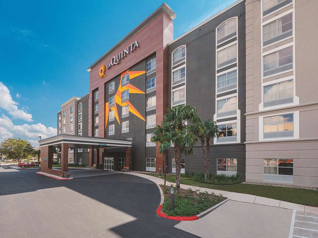La Quinta Inn & Suites by Wyndham San Antonio Downtown - featured photo