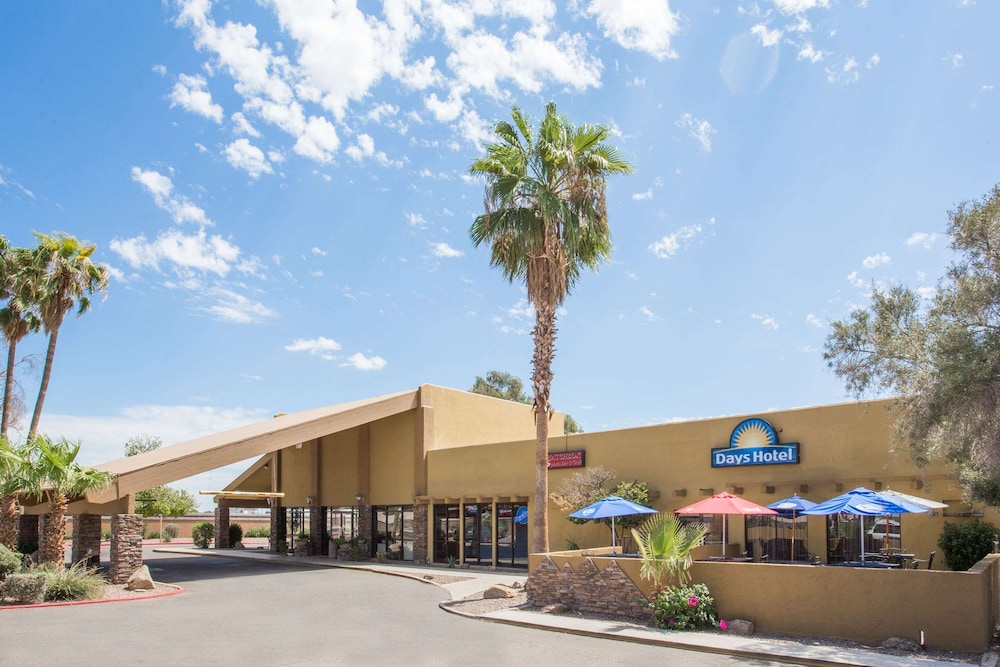 Days Hotel by Wyndham Peoria Glendale Area - featured photo