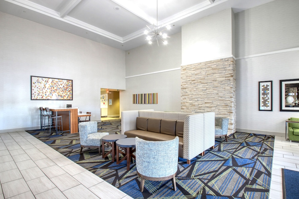Holiday Inn Express Hotel & Suites Oshkosh by IHG - photo 9