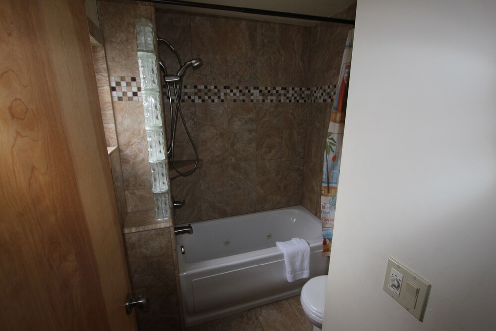 Edgewater Beach Inn - photo 55