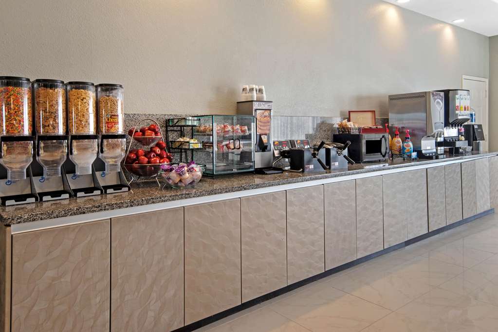 La Quinta Inn & Suites by Wyndham Brownsville North - photo 56