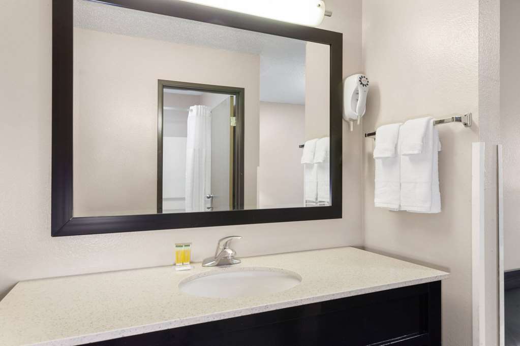 Super 8 by Wyndham Mt. Vernon - photo 25