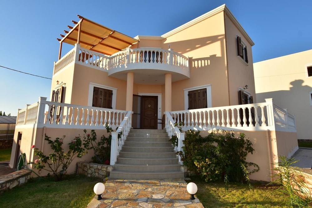Flisvos Villa — 4-Star Luxury Hotel in Palaiochora, Greece