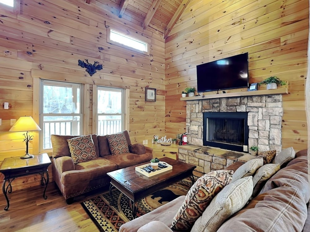 Hold My Bear - carbon neutral hotel in Pigeon Forge