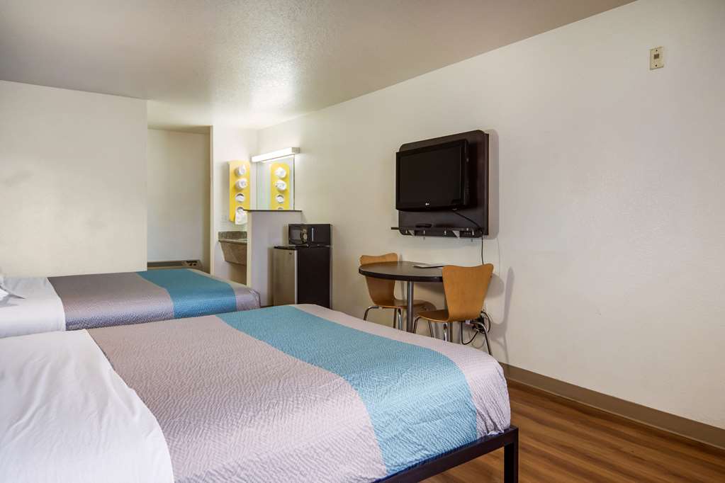 Motel 6 Portland Mall 205 - photo 17