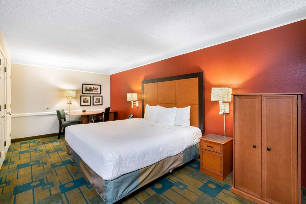 La Quinta Inn by Wyndham Phoenix Sky Harbor Airport - photo 19