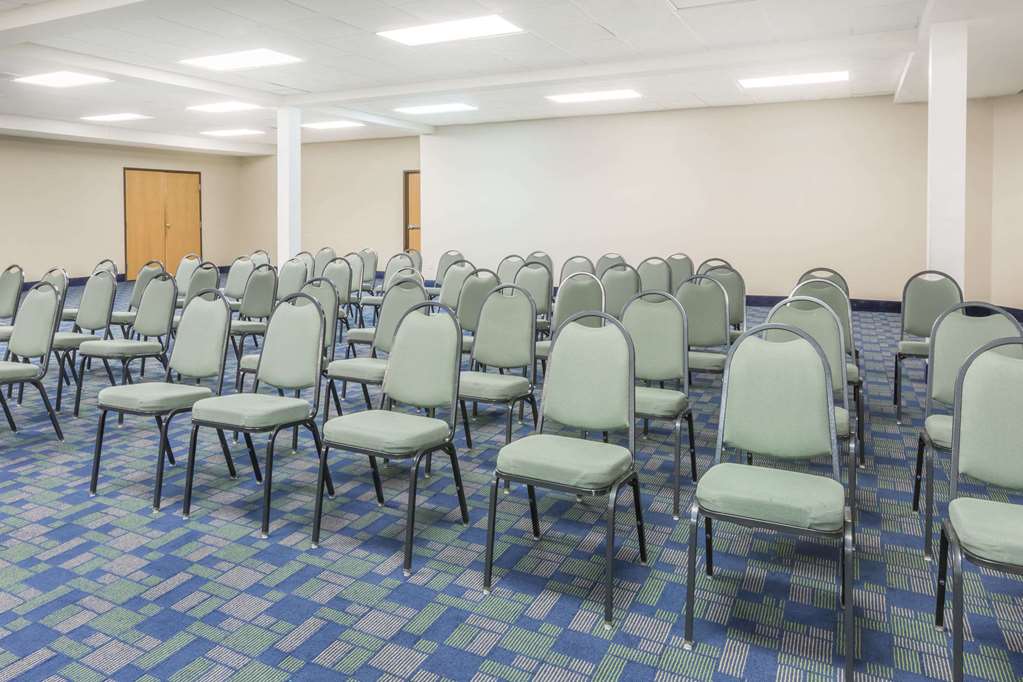 Days Inn & Suites by Wyndham Bridgeport Clarksburg - photo 13