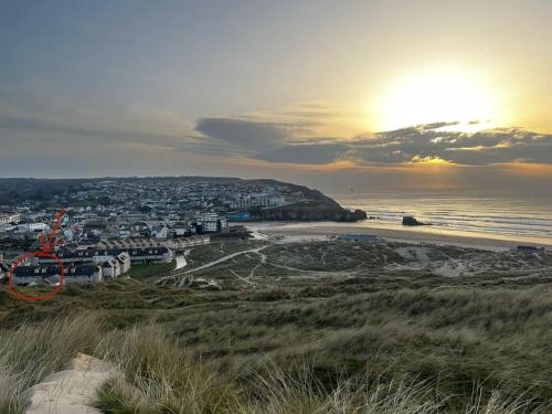 Direct Beach Access Top Floor Apartment Perranporth — 4-Star Luxury Hotel in Perranporth, United Kingdom