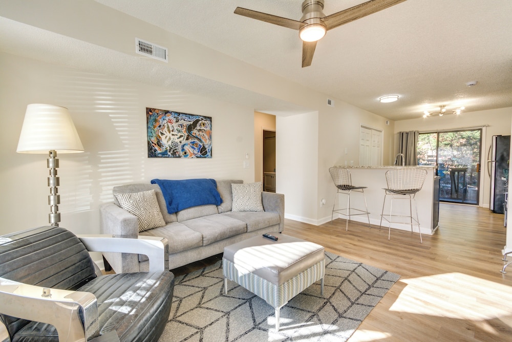 15 Mi to Greensboro: Archdale Condo w Fireplace — 4-Star Luxury Hotel in High Point, United States