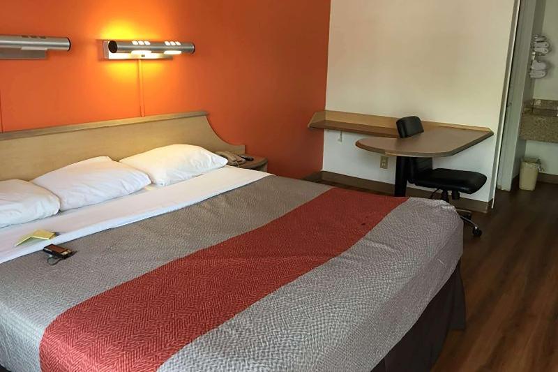 Travelodge by Wyndham San Antonio Lackland AFB - photo 8