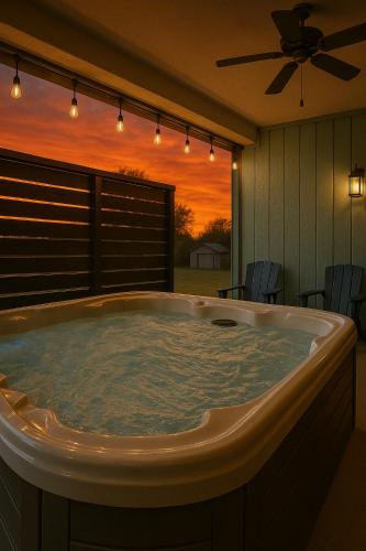 Modern Pigeon Forge Gem 2 Mins to Pkwy & Strip near Dollywood Smokies & Gatlinburg Hot Tub Fire Pit Cable Hi Speed Wi Fi in Pigeon Forge, United States