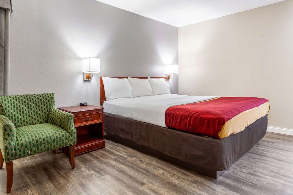 Econo Lodge Lincoln - photo 36