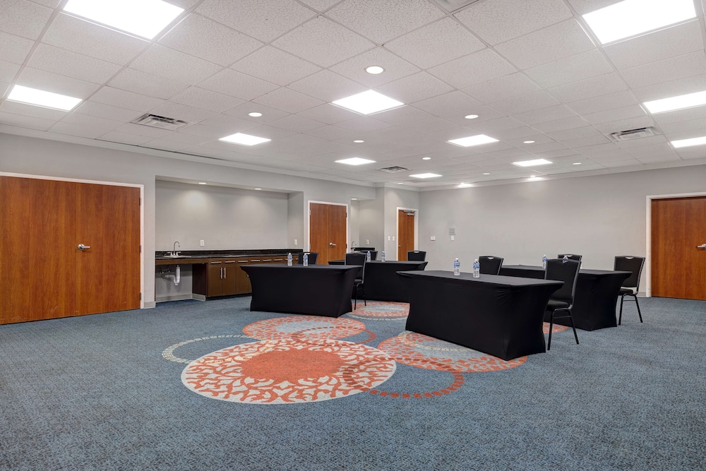 Hampton Inn Victoria - photo 40