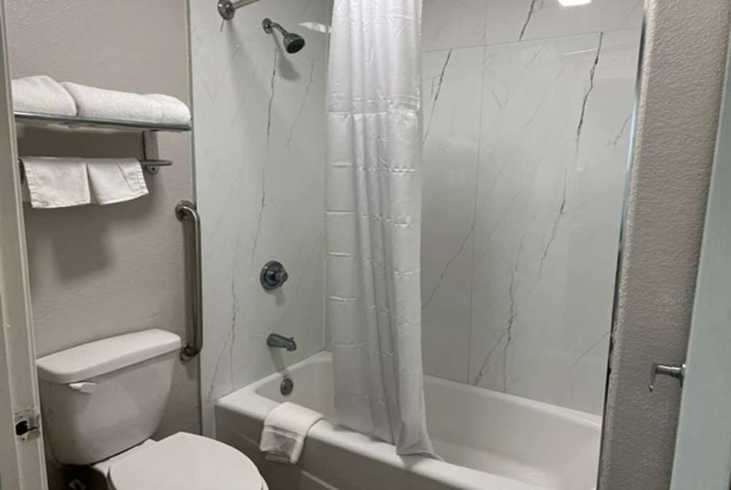 Super 8 by Wyndham Mont Belvieu Baytown East - photo 20