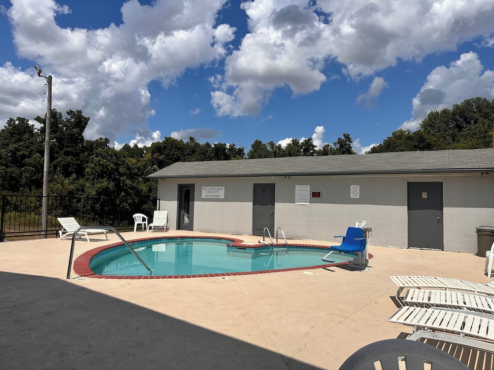 Travelodge by Wyndham Clarksville - photo 15