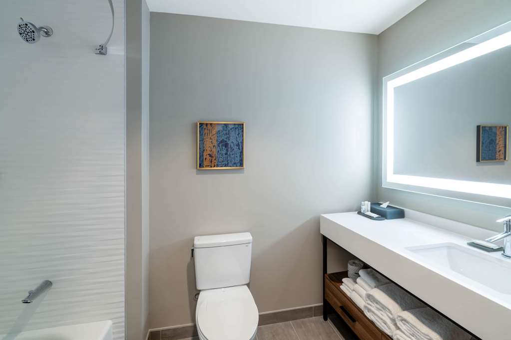 La Quinta Inn & Suites by Wyndham Nashville Downtown Stadium - photo 34