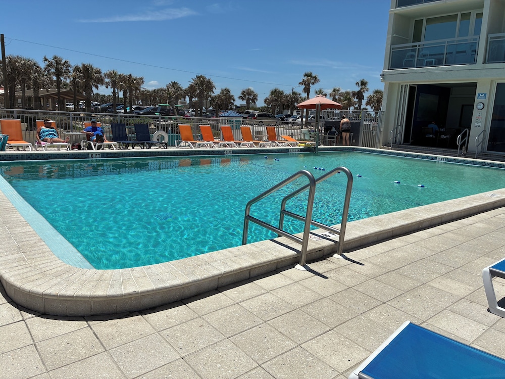 Georgian Inn Beach Club - photo 14
