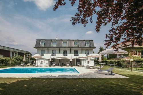 Aquavista Residence Lakeview Holiday Apartments with Pool — 4-Star Luxury Hotel in Dormelletto, Italy